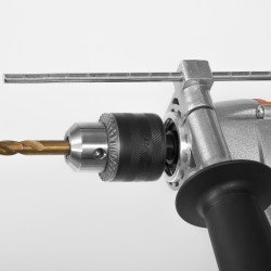 DAEWOO DAD 950 triecienurbjmašīna 910 W – 13 mm metāla atslēgas patrona, magnija reduktors, reverss, 0–2800 apgr./min