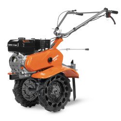 DAEWOO DAT 900R benzīna kultivators ar 208 cm3 4-taktu dzinēju, 600–900 mm darba platumu un atpakaļgaitu