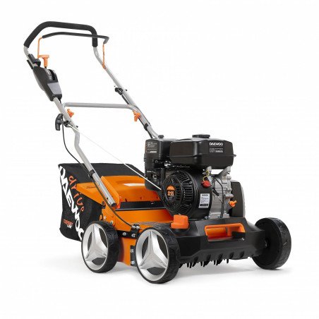 Benzīna skarifikators DAEWOO DSC 4000 – 400 mm darba platums, -15 līdz +5 mm dziļums, 45 l grozs, 4-taktu dzinējs