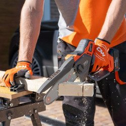Akumulatora ķēdes zāģis DAEWOO DACS 821Li 21V – 20 cm sliede, automātiska eļļošana, bezsuku motors, Karkass vai Komplekts