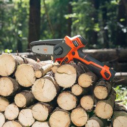 Akumulatora ķēdes zāģis DAEWOO DACS 416Li SET 16V – 10 cm sliede, 2 akumulatori, soma, viegls dārza zāģis